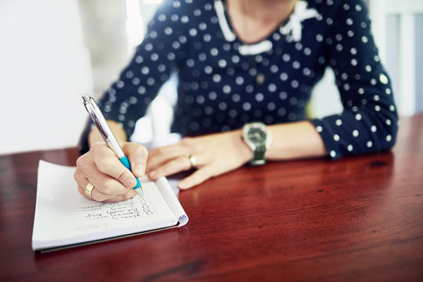 woman making a list to prioritize and improve concentration